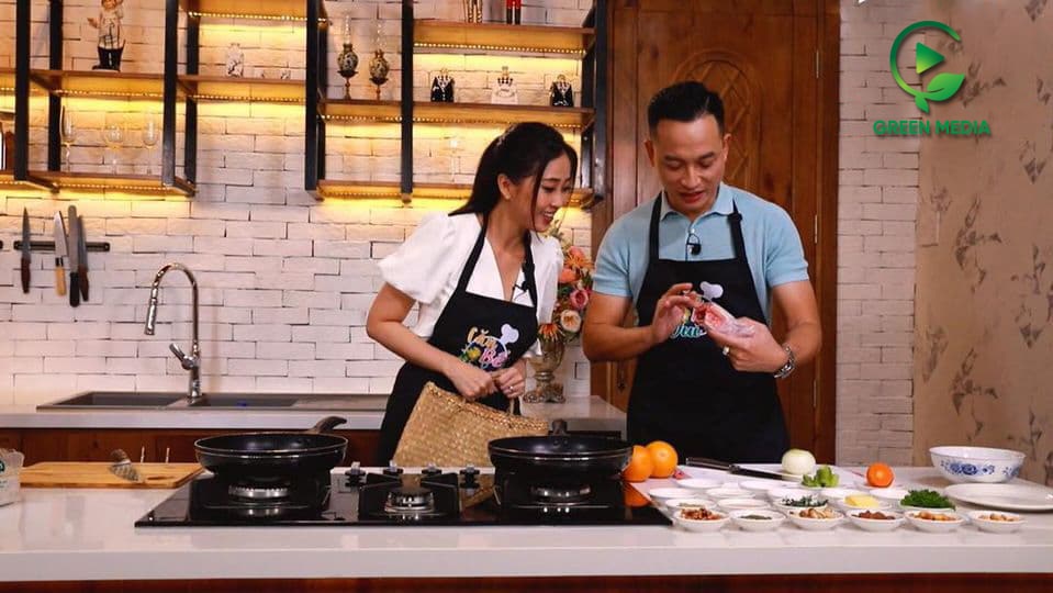 Đầu bếp Ryan Phạm và MC Liêu Hà Trinh trong chương trình "Căn bếp vui vẻ" do Green Media Vietnam thực hiện
